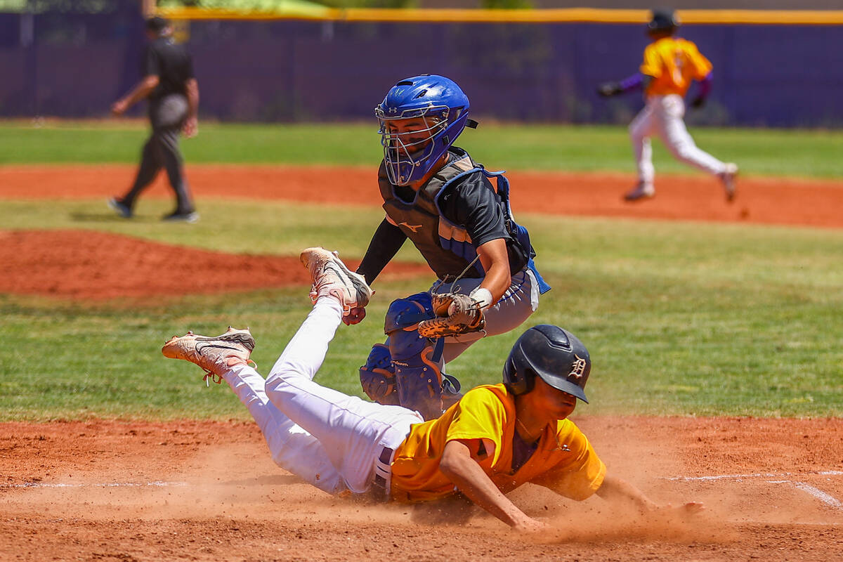 Sierra Vista catcher Dallas Smith (17) attempts to tag out Durango’s Jaylen Bosque (26) ...