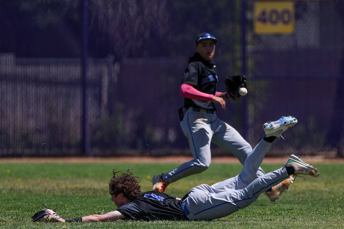 Sierra Vista outfielder Mark Hyde (12) dives but misses a catch while outfielder Jayson Schmeis ...