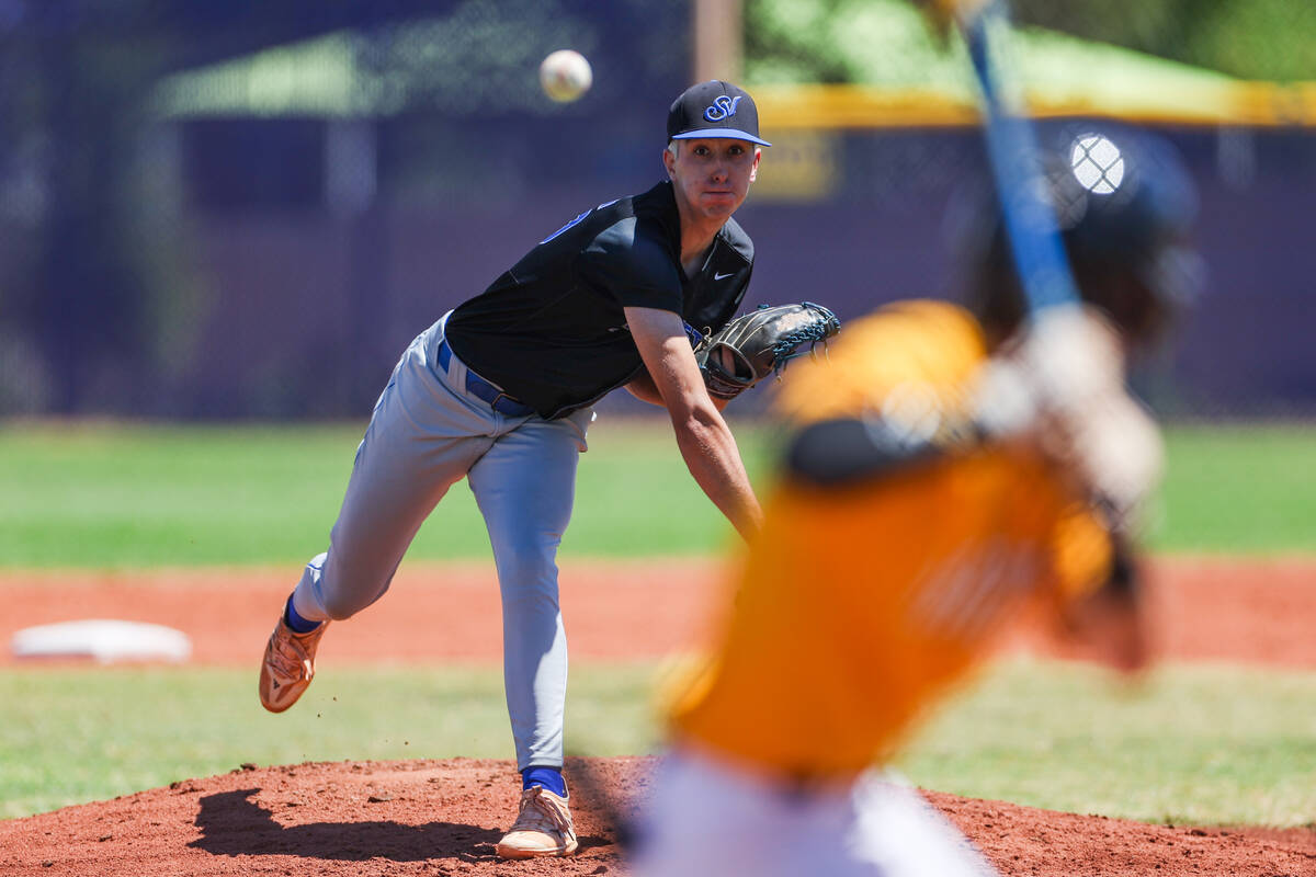 Sierra Vista pitcher Austin Angelo (25) throws to Durango during a Class 4A high school state p ...