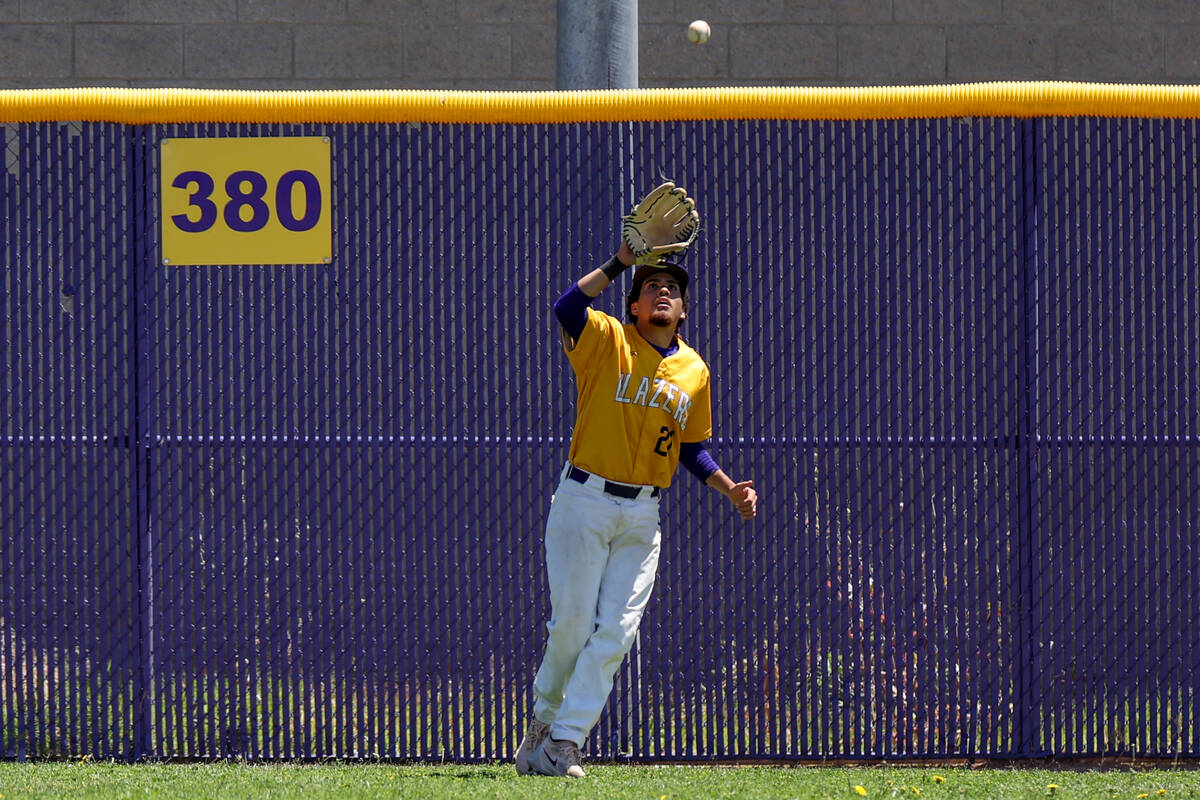 Durango outfielder Josh Belton (21) prepares to catch for an out on Sierra Vista during a Class ...