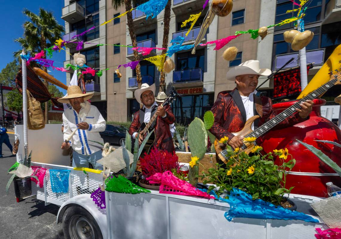 Members of Federacion Hidalguense de Nevada perform for the crowd along the route during the He ...