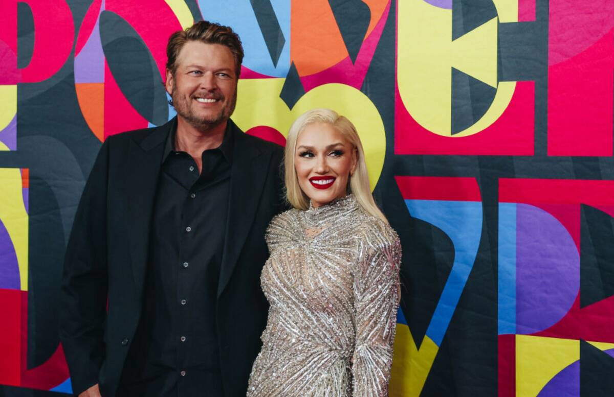 Blake Shelton, left, and Gwen Stefani pose for photographs on the red carpet at the 27th annual ...