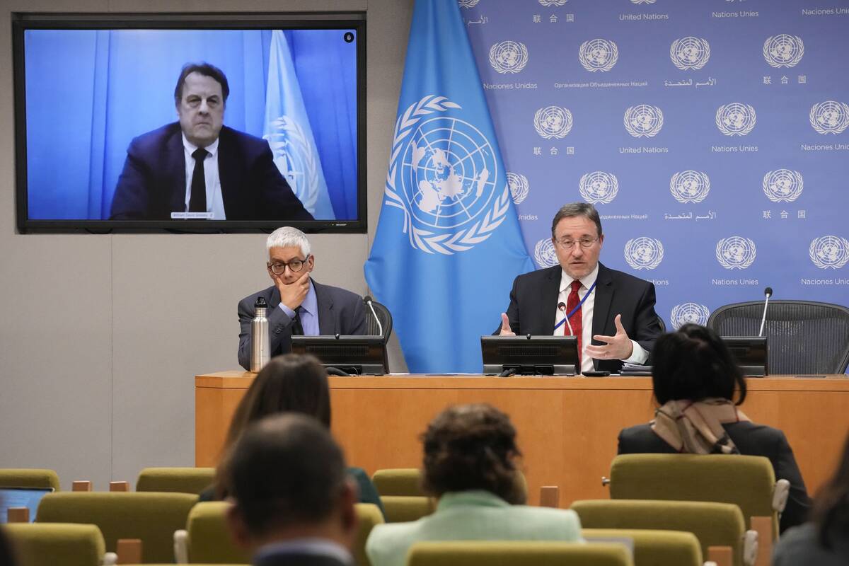 United Nations Development Programme Administrator Achim Steiner, right, and Deputy Spokesman o ...