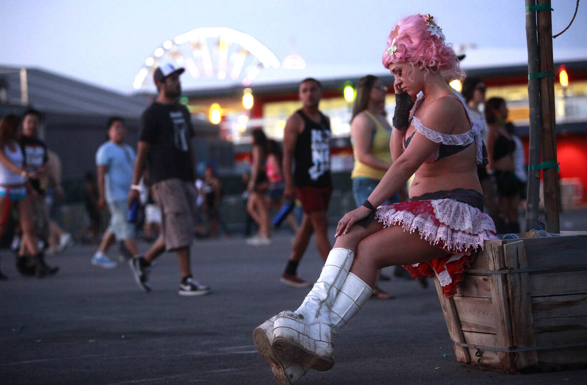 Lana Griggs of Los Angles tries to call a misplaced friend in the early morning as the crowds l ...