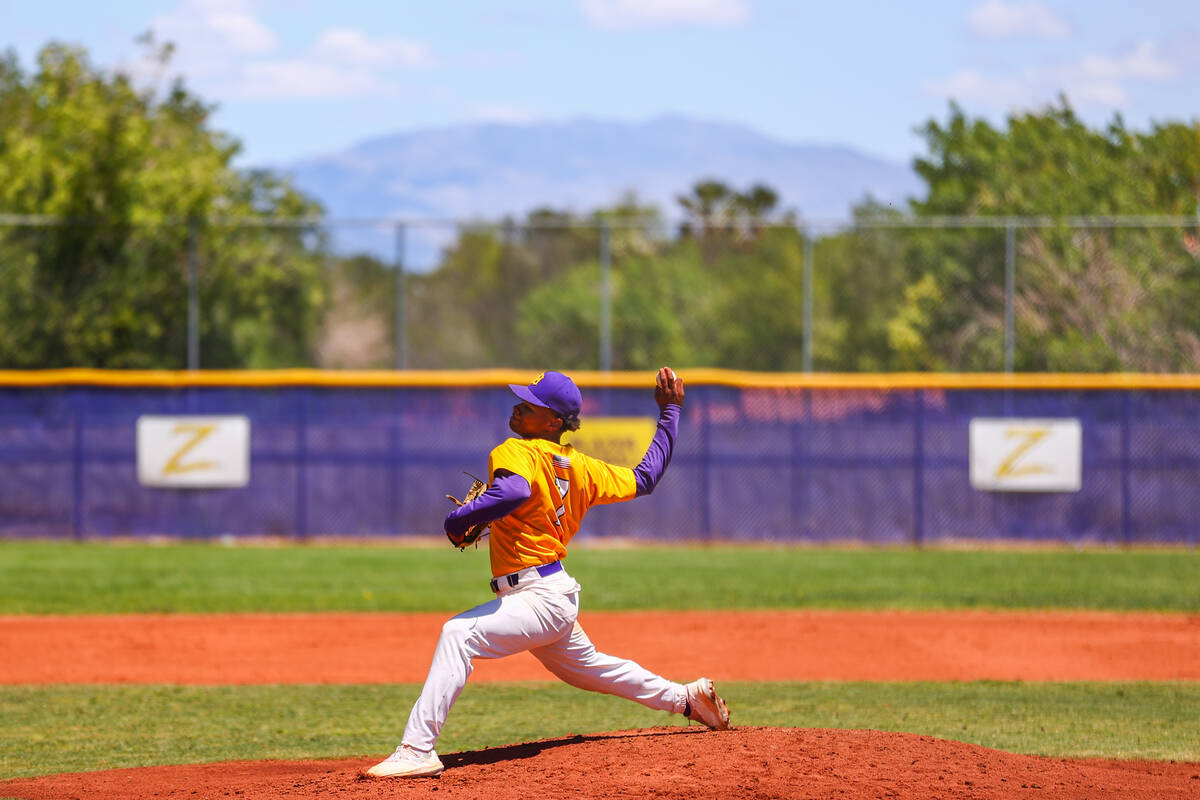 Durango pitcher Xander Mercurius (7) throws to Sierra Vista during a Class 4A high school state ...