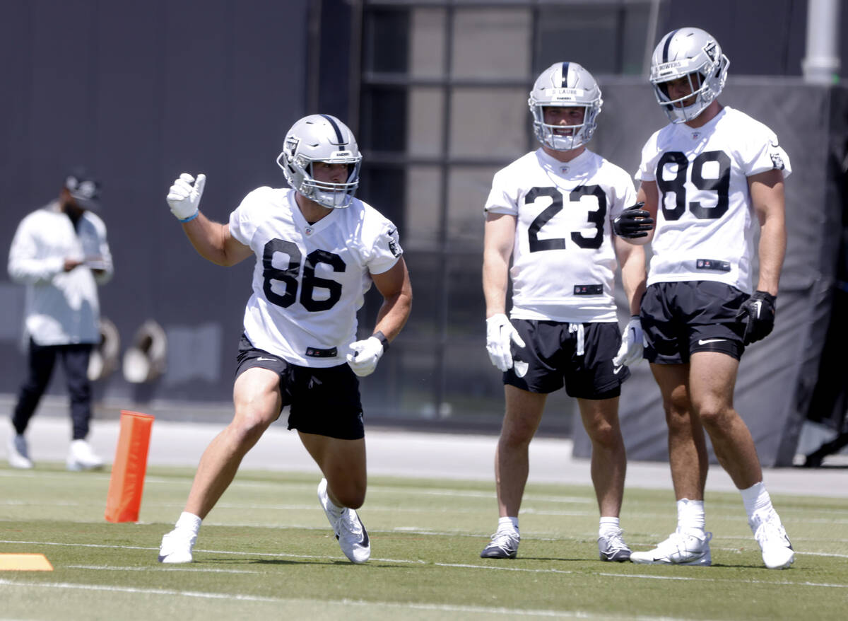 Raiders rookie John Samuel Shenker (86) runs through drills as rookies running back Dylan Laube ...