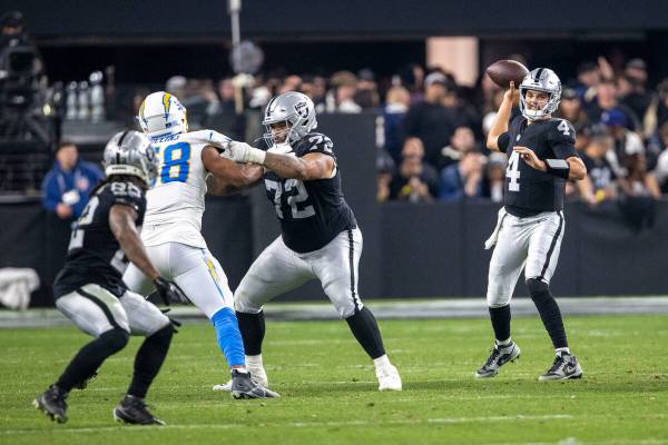 Raiders offensive tackle Jermaine Eluemunor (72) blocks Los Angeles Chargers linebacker Justin ...