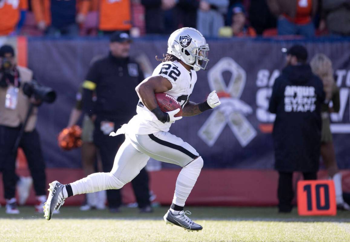 Raiders running back Ameer Abdullah (22) runs on the kickoff during the first half of an NFL ga ...