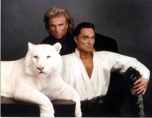SIEGFRIED AND ROY WITH WHITE TIGER SITARRA