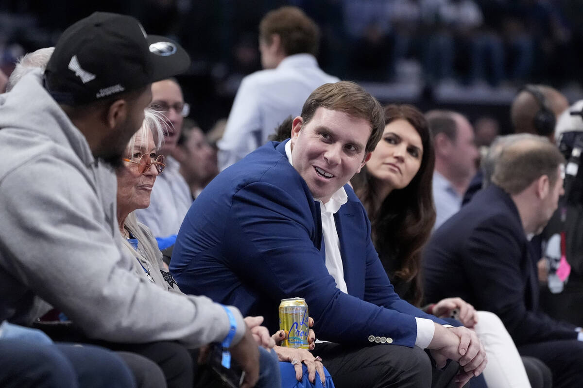 Dallas Mavericks governor Patrick Dumont, center, talks with Dallas Cowboys star Micah Parsons, ...