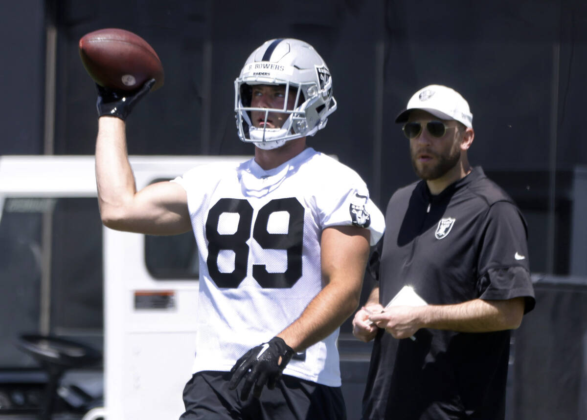 Raiders rookie tight end Brock Bowers (89) throws the ball during rookies first day of practice ...