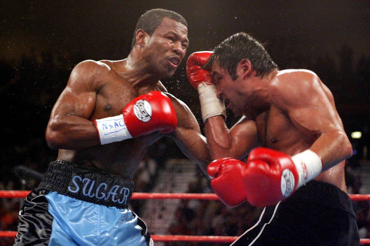 Shane Mosley, of Pomona, Calif., left, lands a left to the body of Oscar De La Hoya, of East Lo ...