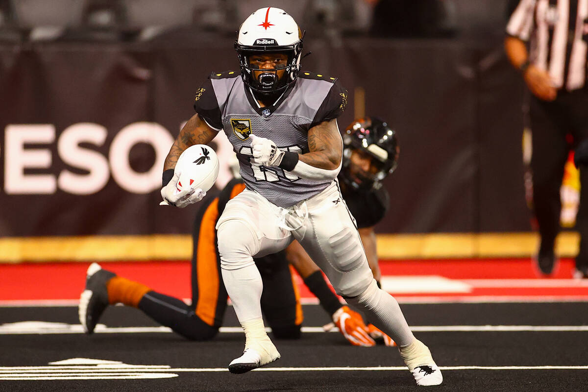 Vegas Knight Hawks running back Taurean Taylor (20) carries the ball up the field during an IFL ...