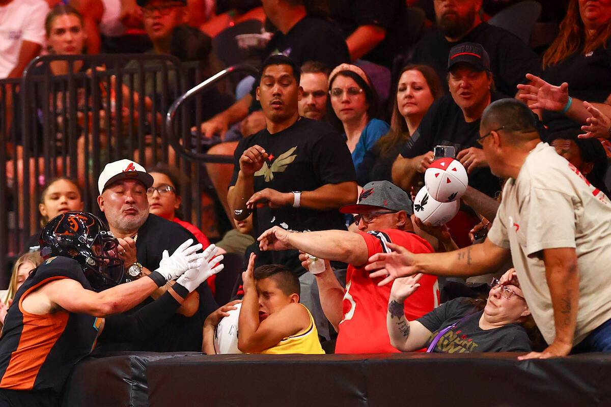 The crowd reacts as Arizona Rattlers wide receiver Isaiah Huston, left, misses a touchdown rece ...