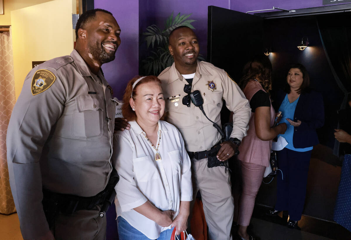 Metar Sisk poses with Las Vegas police officers A. Parker, left, and D. Henderson during the in ...