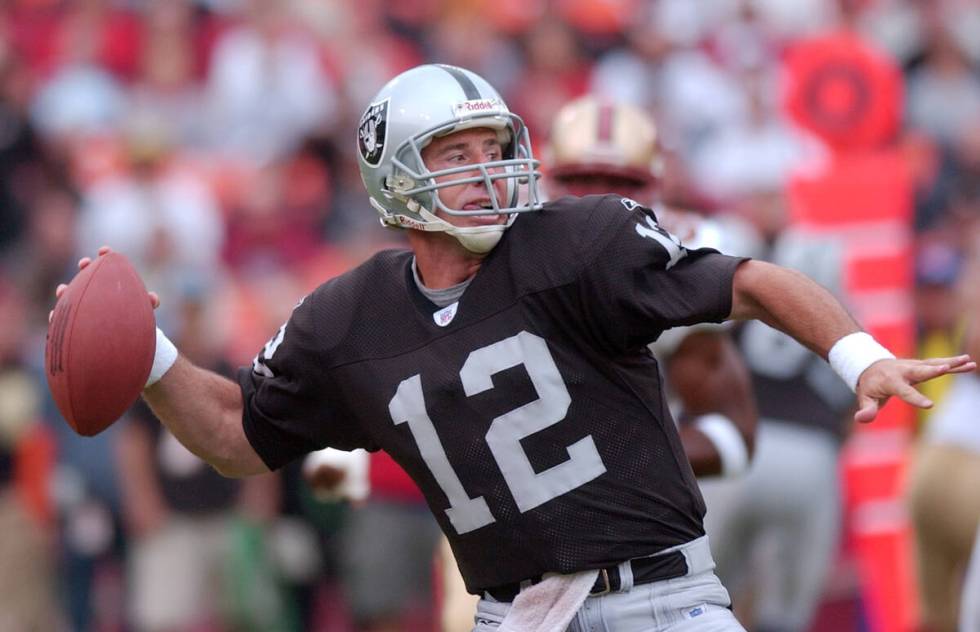 Oakland Raiders quarterback Rich Gannon passes in front of a San Francisco 49ers player in the ...