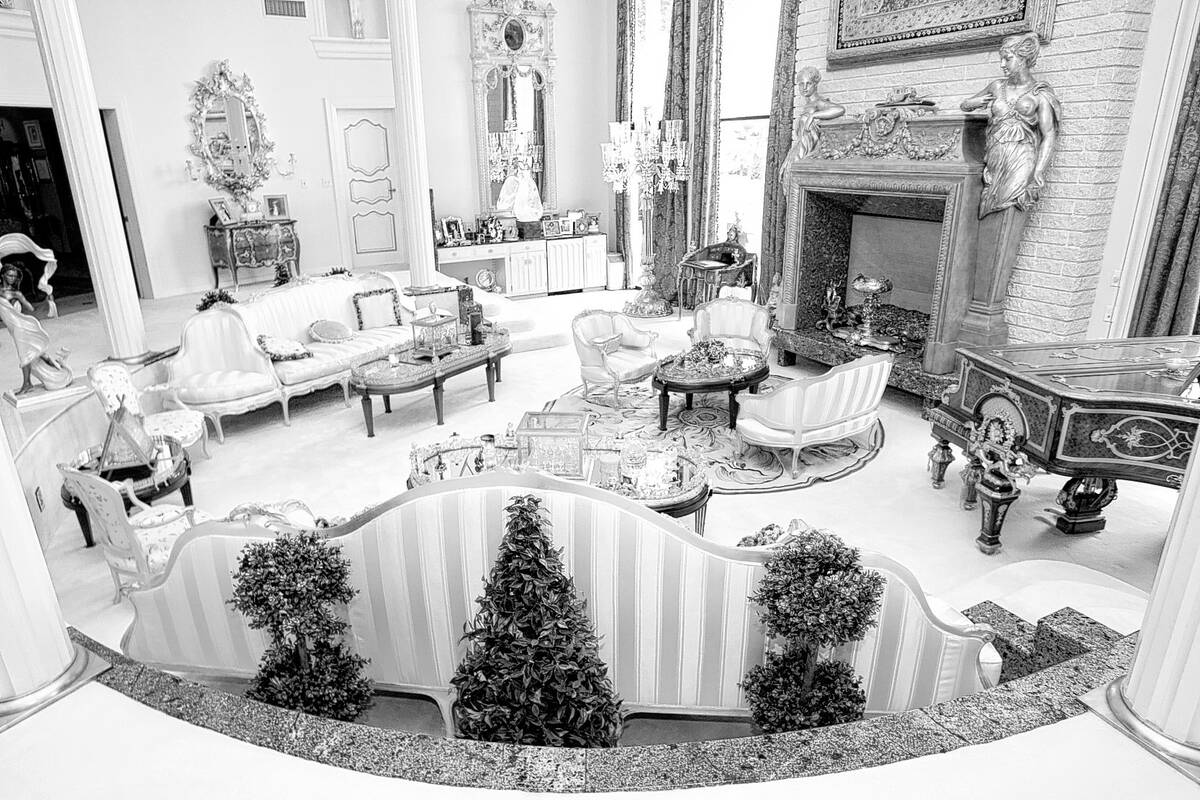 RJ FILE*** CRAIG L. MORAN/LAS VEGAS REVIEW-JOURNAL The living room at his Casa de Shenandoah ...