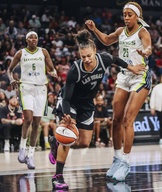 Aces forward Alysha Clark (7) dribbles the ball away from Dallas Wings defense during a WNBA ba ...