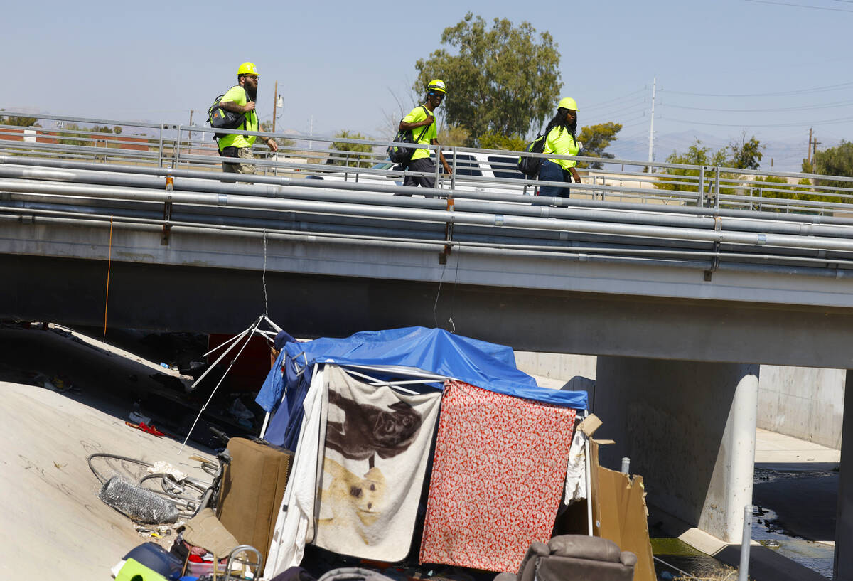 Richard Lopez, left, a Help of Southern Nevada Homeless Response Team lead, Rayvonte Toliver, c ...