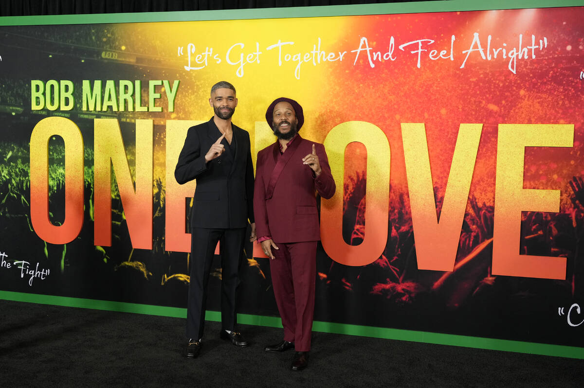 Kingsley Ben-Adir, izquierda, protagonista de "Bob Marley: One Love" posa con el hijo ...