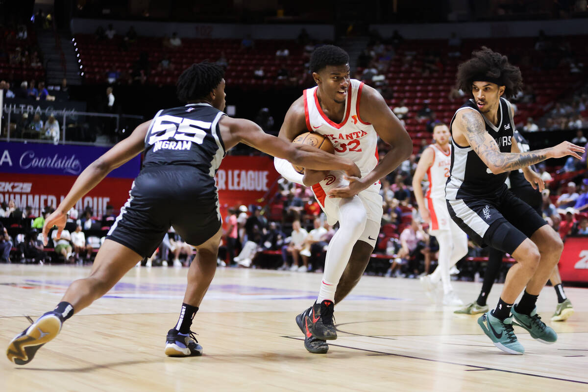 Atlanta Hawks forward E.J. Liddell (32) drives the ball through San Antonio Spurs defense durin ...