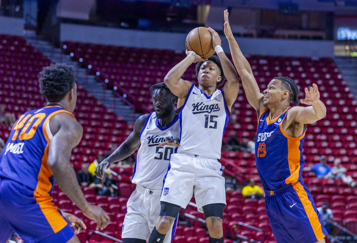 Sacramento Kings guard Boogie Ellis (15) elevates to shoot as Phoenix Suns guard Isaiah Wong (1 ...