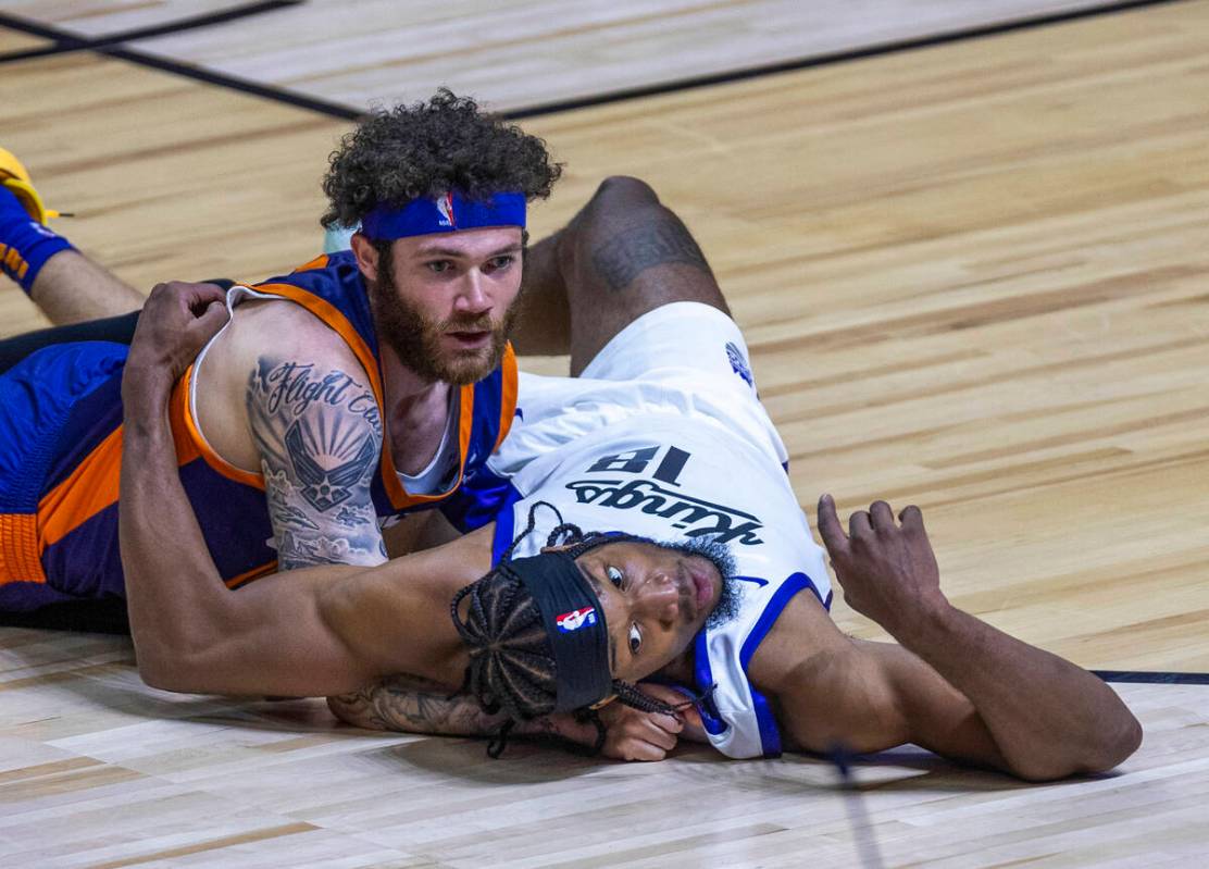 Phoenix Suns guard Logan Johnson (16) and Sacramento Kings forward Xavier Sneed (18) look to a ...
