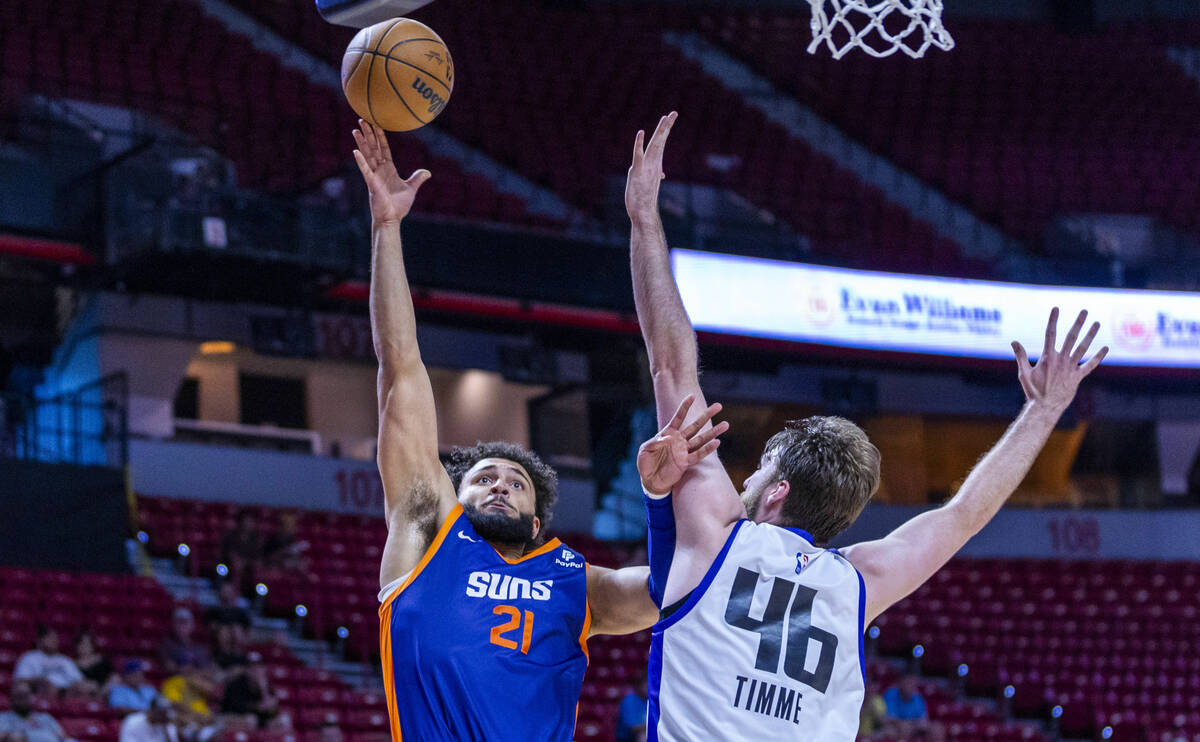 Phoenix Suns forward David Roddy (21) battles for a shot against Sacramento Kings center Drew T ...