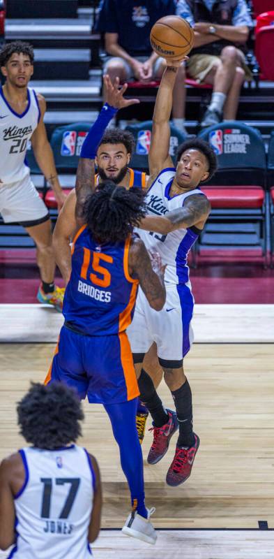 Sacramento Kings guard Boogie Ellis (15) looks to shoot over Phoenix Suns forward Jalen Bridges ...