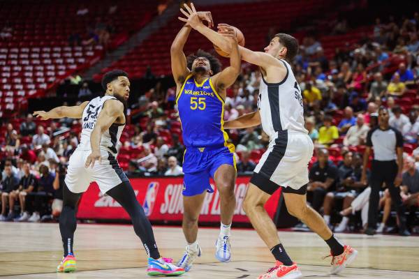 Golden State Warriors forward/guard Ethan Thompson (55) loses his grip on the ball during an NB ...