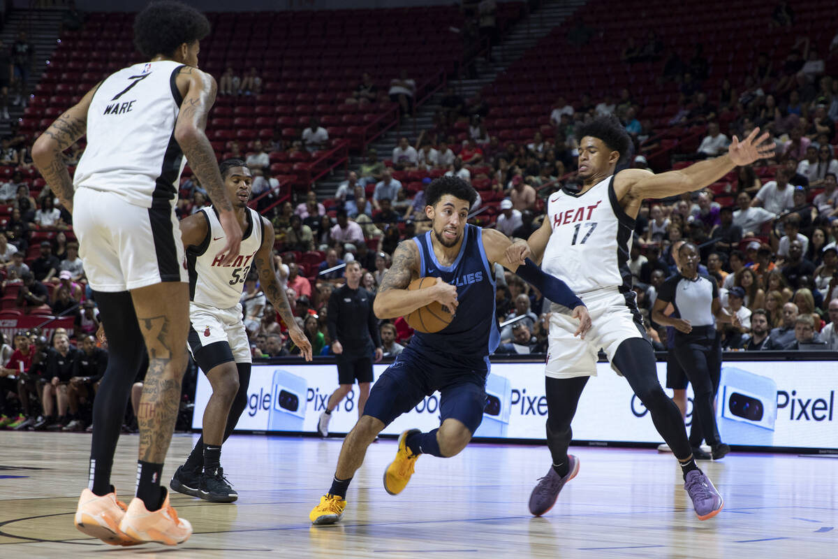 Memphis Grizzlies guard Scotty Pippen Jr. (1) attempts to run around Miami Heat guard Zyon Pull ...