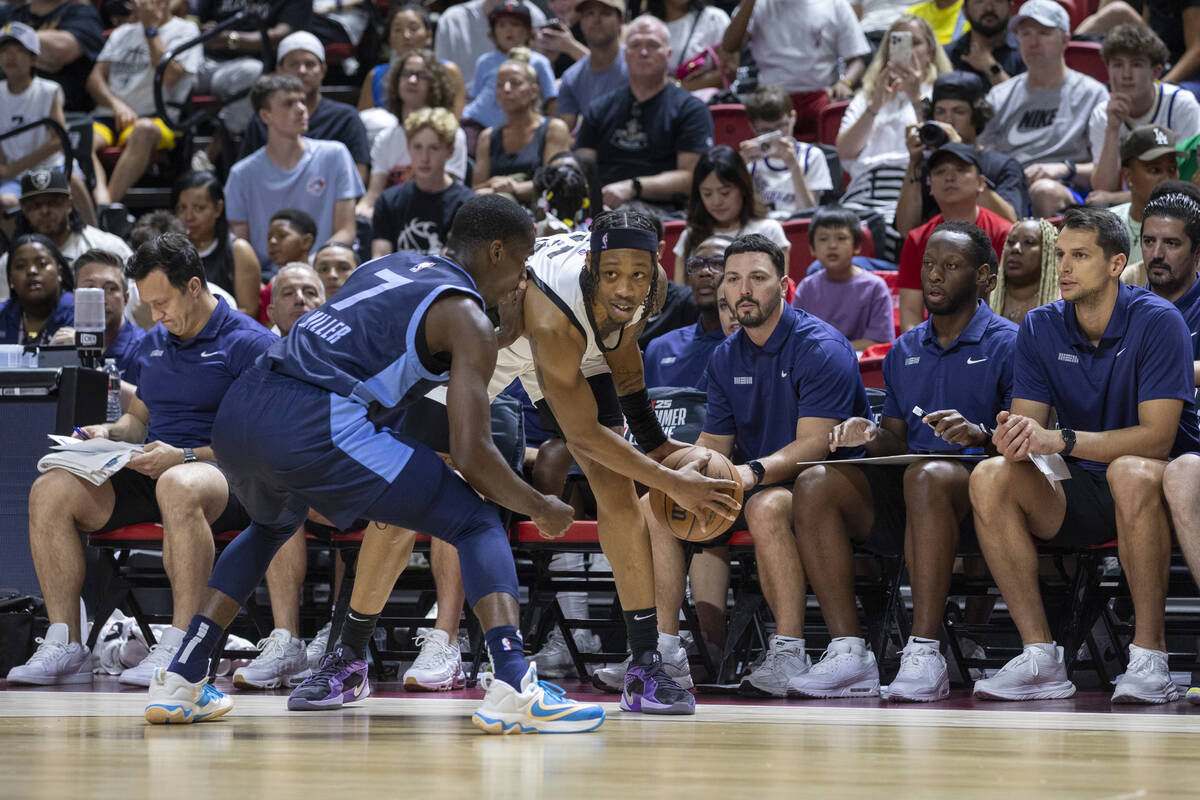 Miami Heat guard Alondes Williams (15) looks to make a play against Memphis Grizzlies guard Isa ...