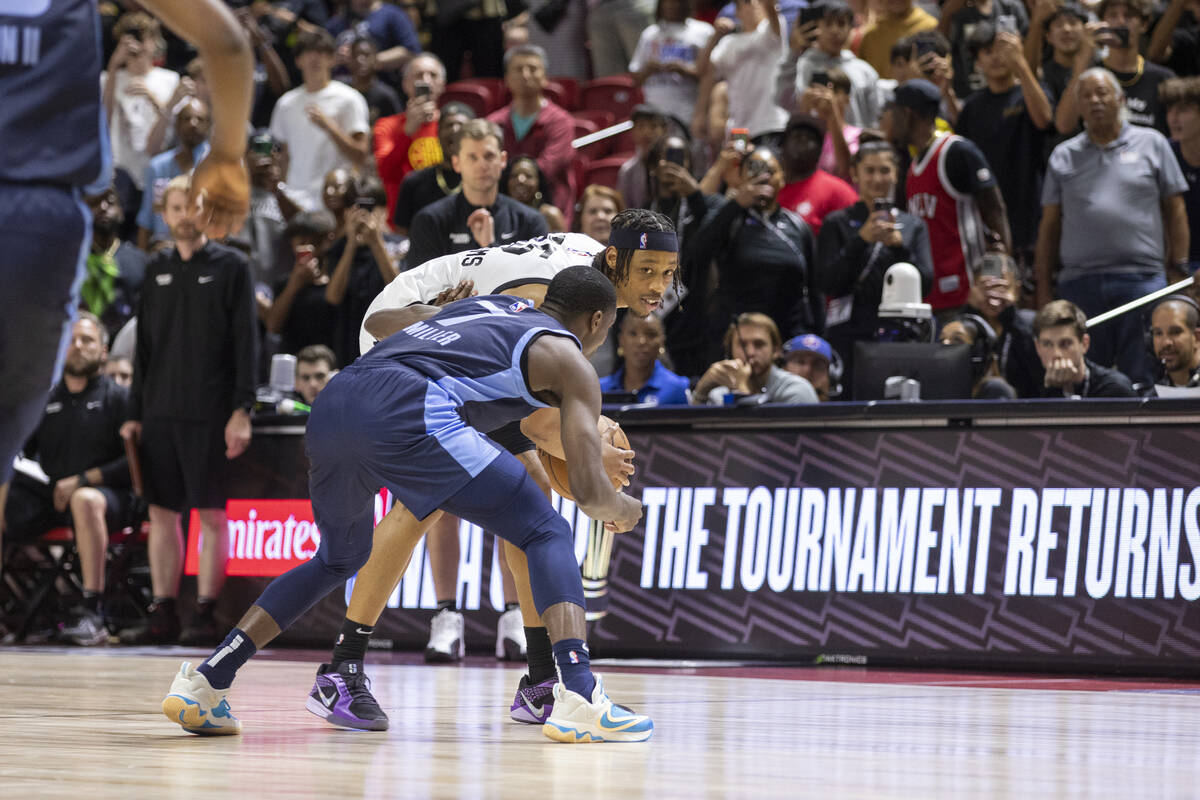 Miami Heat guard Alondes Williams (15) looks to make a play against Memphis Grizzlies guard Isa ...