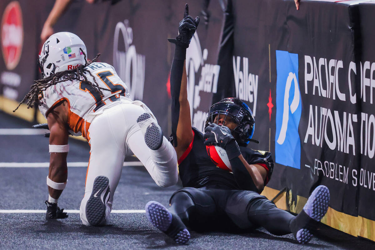 Knight Hawks wide receiver Quentin Randolph (4) points to the sky as Arizona Rattlers defensive ...