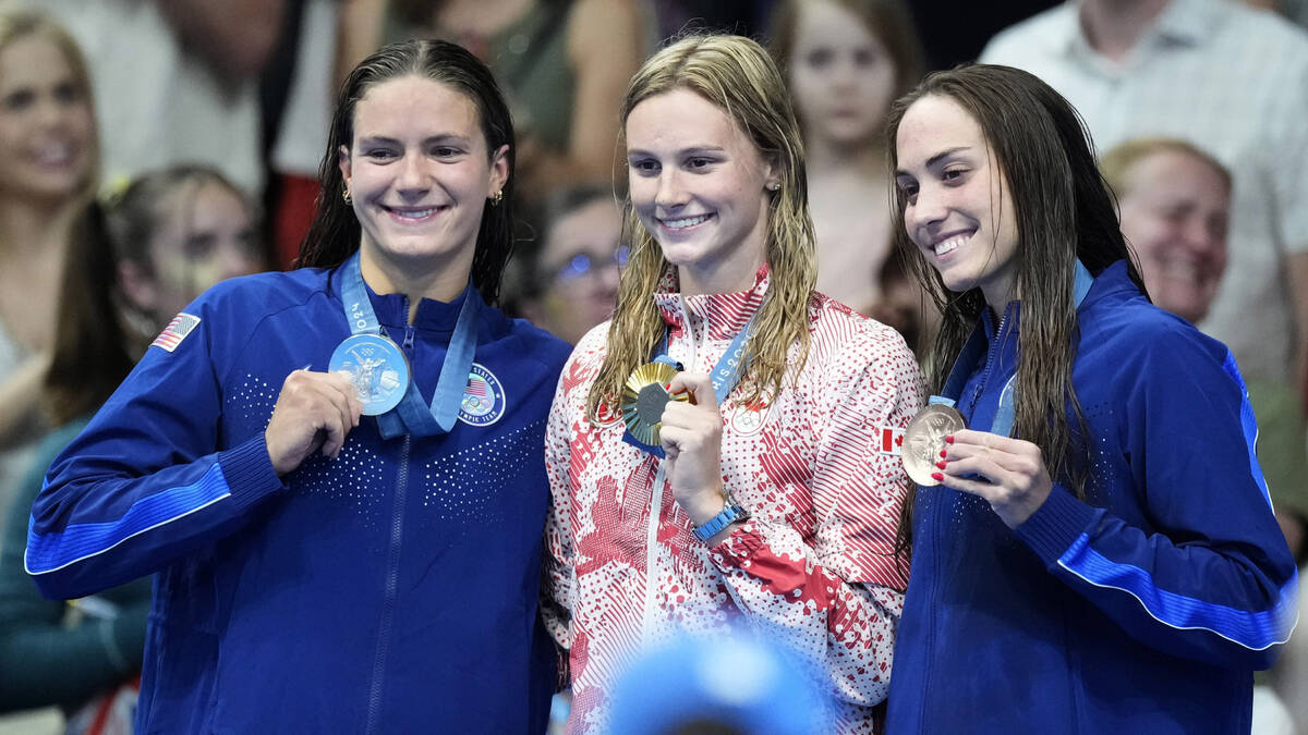 Gold medalist Summer McIntosh, of Canada, stands with silver medalist Katie Grimes, left, of th ...