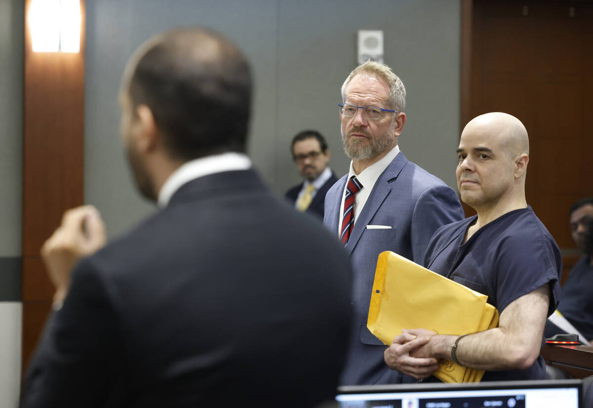 Attorney Robert Draskovich, center, and his client Robert Telles, a former Clark County public ...