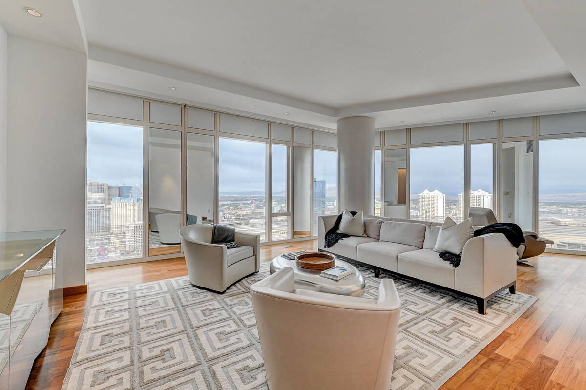 The $4.5 million Waldorf Astoria condo is listed for rent for $20,000 a month. (Award Realty)