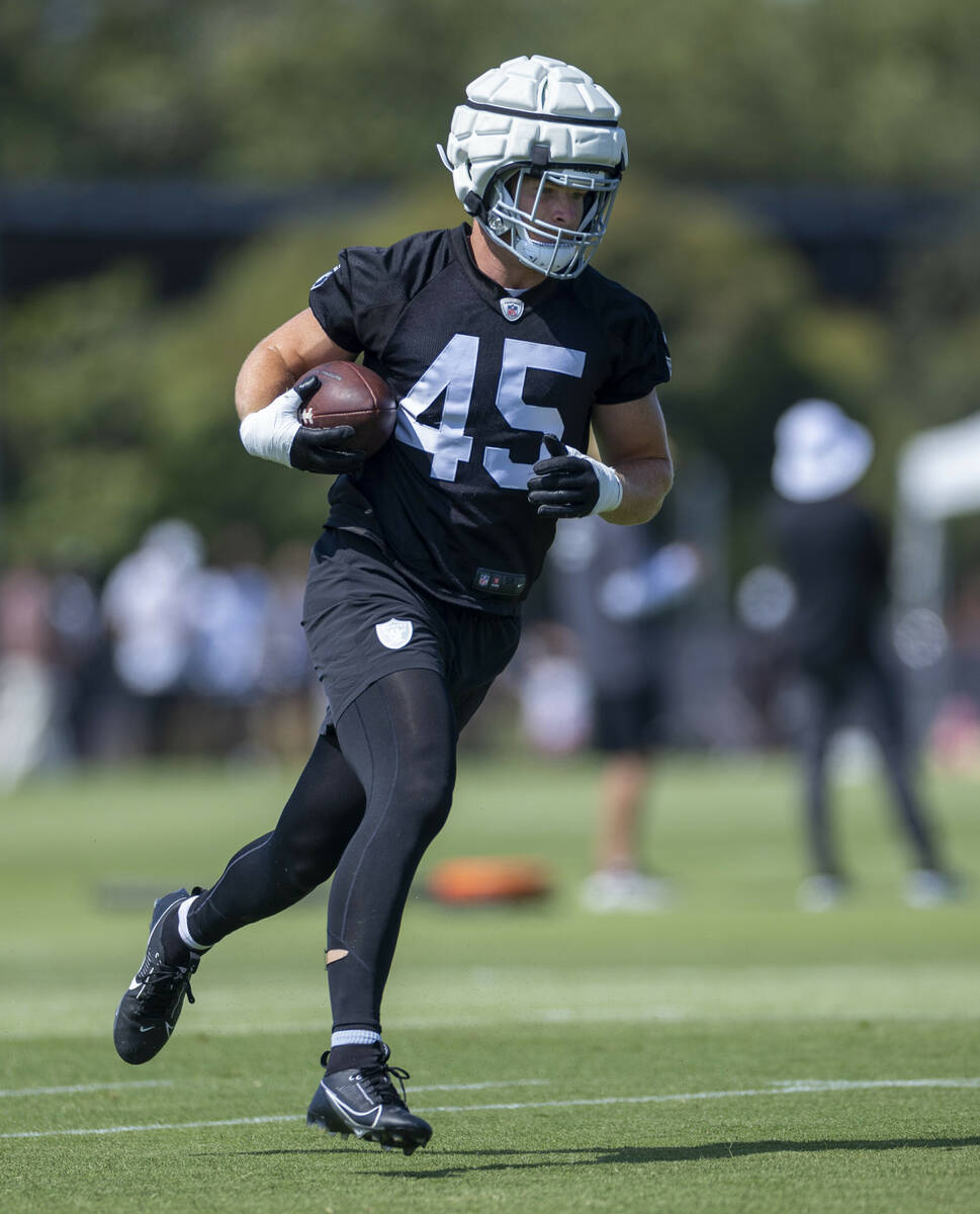 Raiders linebacker Tommy Eichenberg (45) runs back a catch during the second day of Raiders tra ...