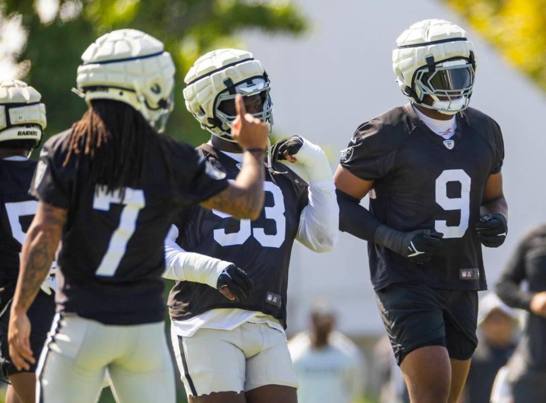 Raiders defensive end Tyree Wilson (9) and teammates come together on the field during the thir ...