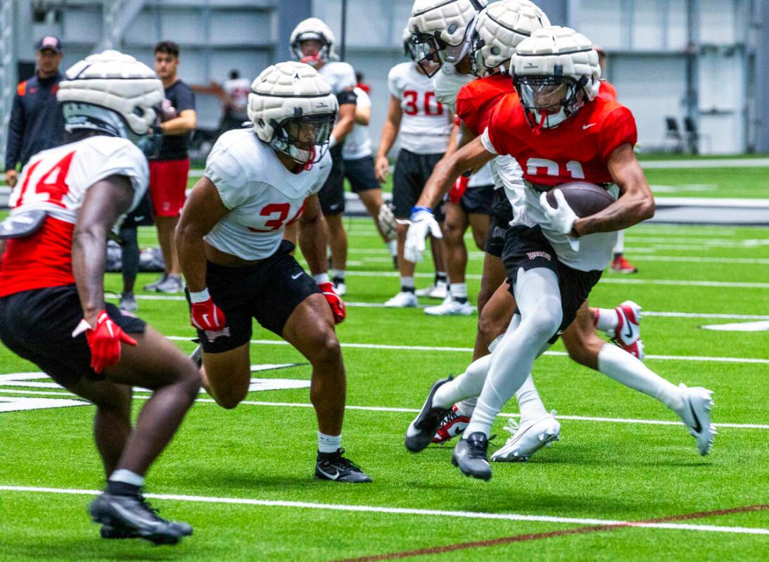 UNLV wide receiver Traivon Dyson (81) turns the corner on defensive back Johnathan Baldwin (3) ...