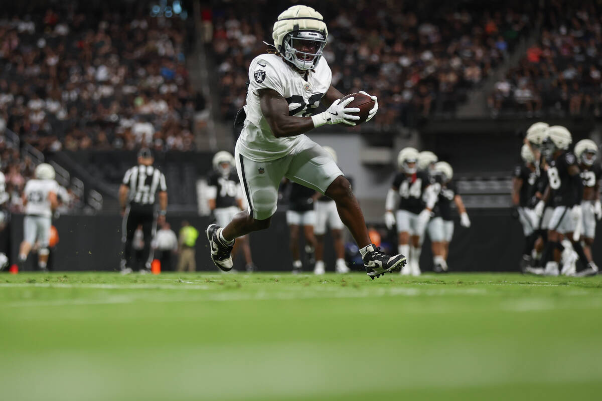 Raiders running back Sincere McCormick (28) pivots with a catch during an NFL football practice ...