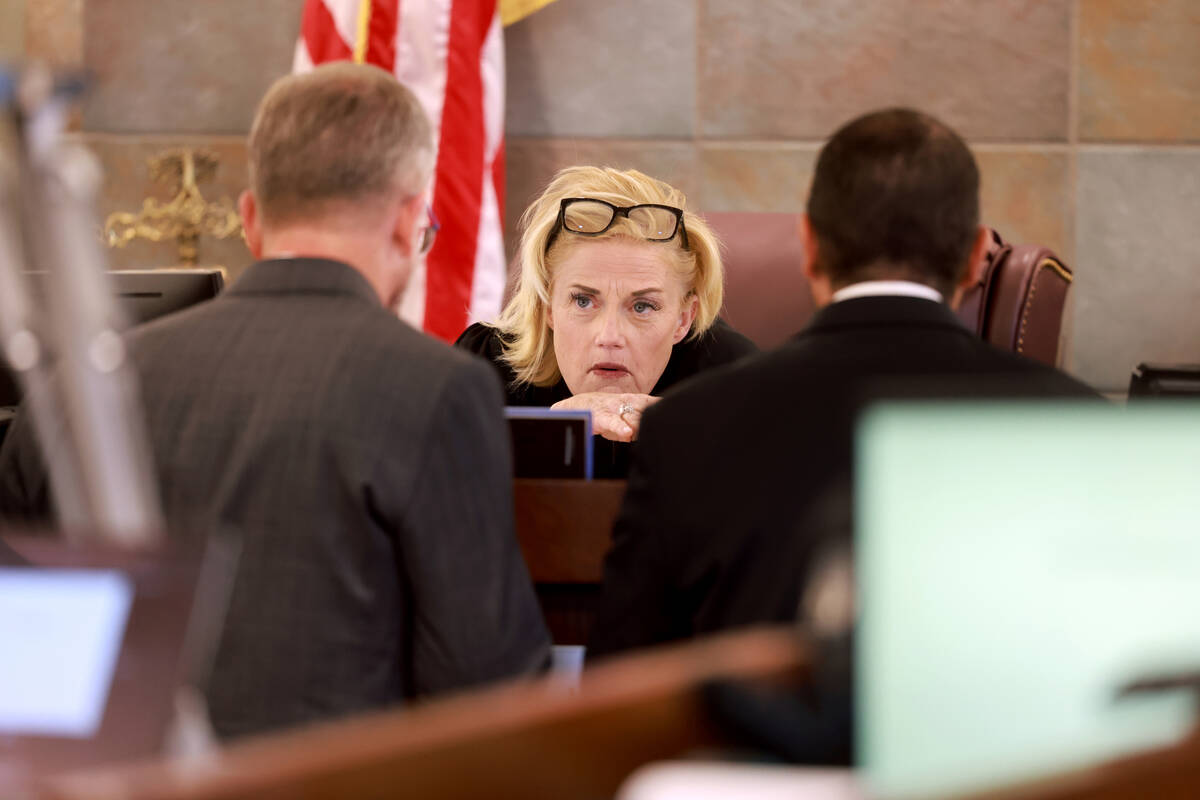 District Judge Michelle Leavitt talks to defense attorney Robert Draskovich, left, and prosecut ...