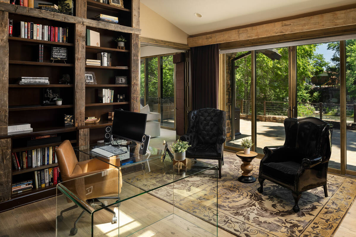 Office. (Chase International Luxury Real Estate)