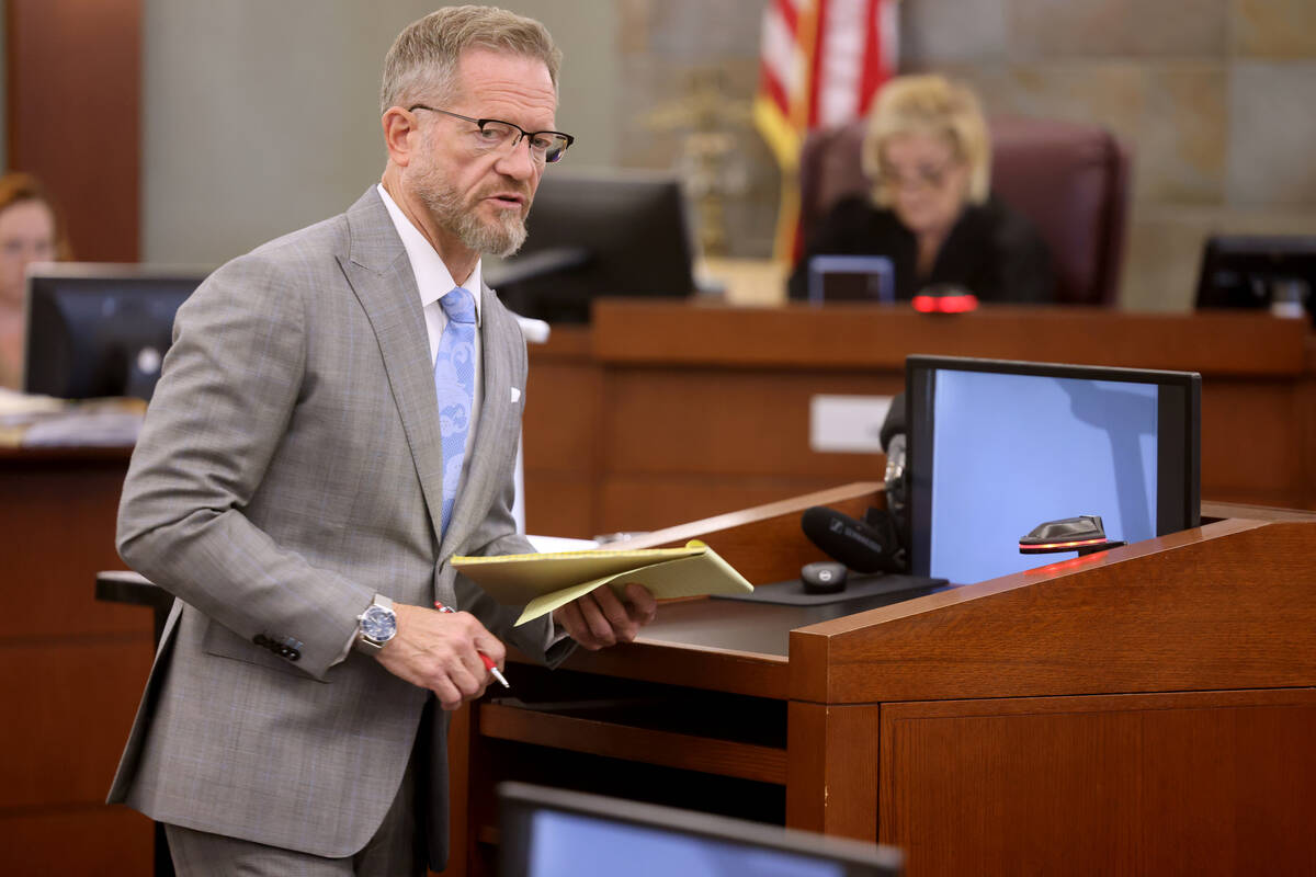 Defense attorney Robert Draskovich questions a witness during the murder trial for Robert Telle ...