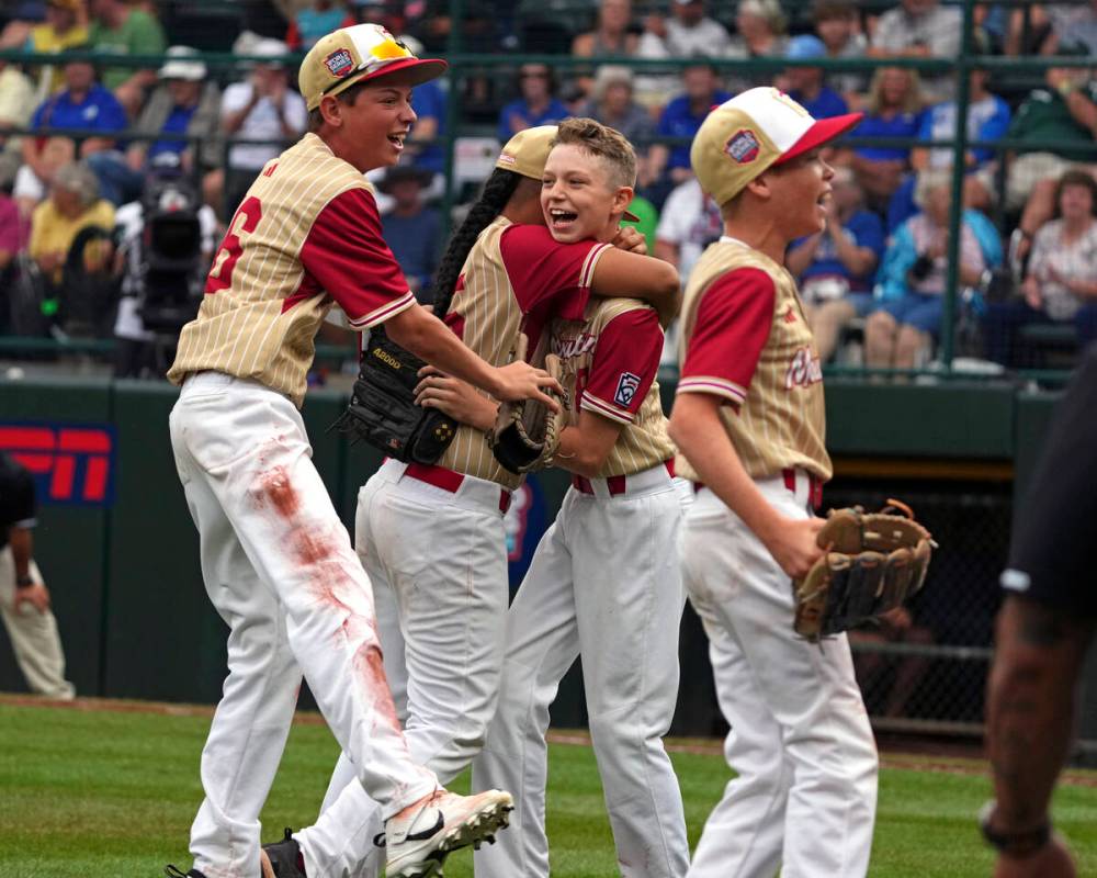 Henderson, Nev.'s Gunnar Gaudin, center right, celebrates with Noah Letalu, center left, Domini ...