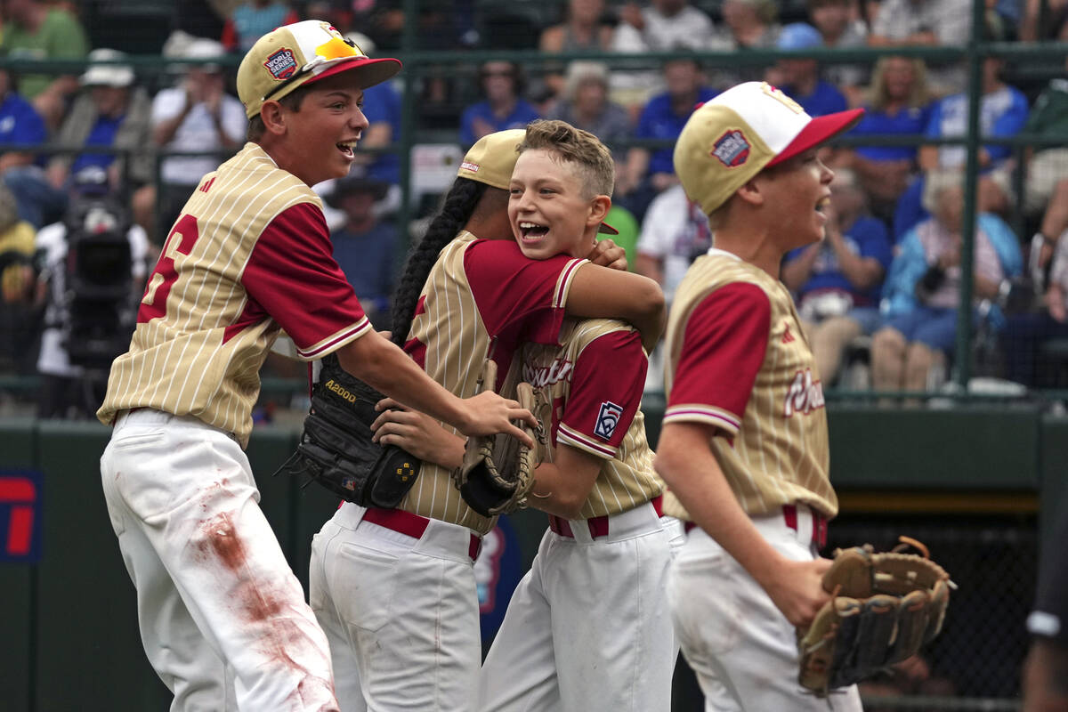 Henderson, Nev.'s Gunnar Gaudin, center right, celebrates with Noah Letalu, center left, Domini ...