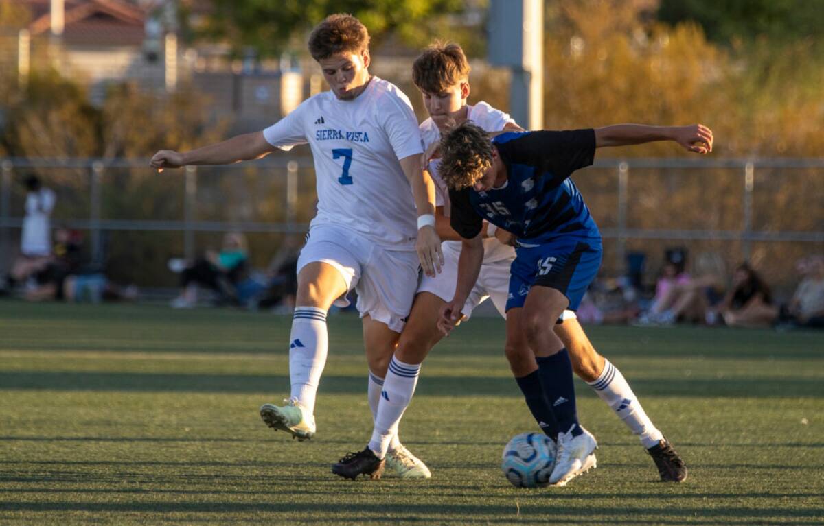 Basic junior Cash Black (35) competes with Sierra Vista midfielder Leon Mesic (7) and Sierra Vi ...