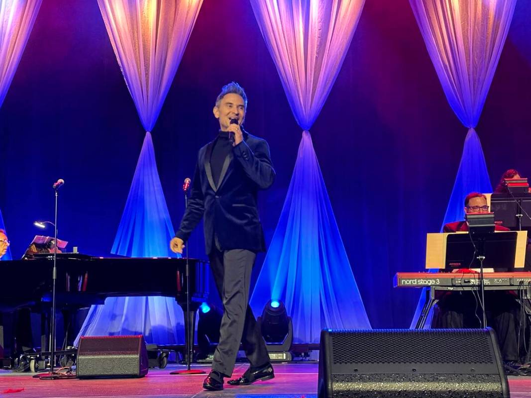 Travis Cloer performs during a wedding vow-renewal ceremony for nearly 300 couples as Las Vegas ...