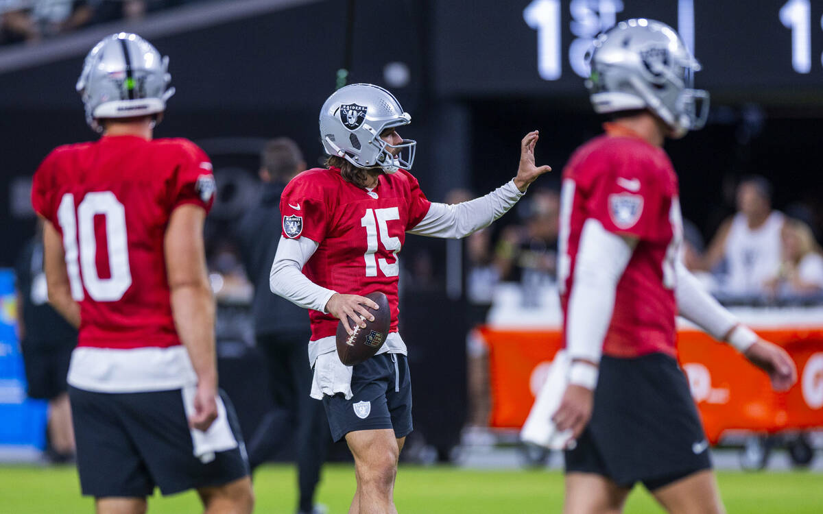 Raiders quarterback Gardner Minshew (15) and others warm up with some passes during an open pra ...