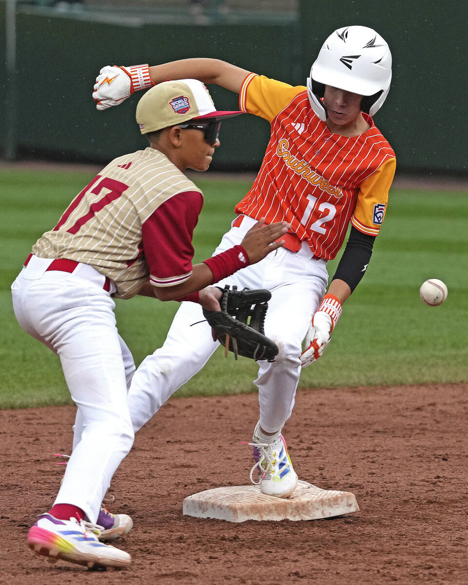 Boerne, Texas' Gage Steubing (12) avoids the force out at second as Henderson, Nev.'s Russell M ...